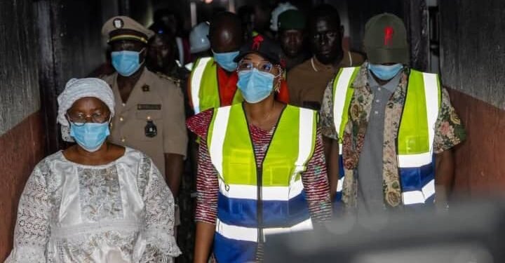 Faranah : la ministre de l’Enseignement Supérieur sur les lieux de l’incendie dévastateur à l’ISAV