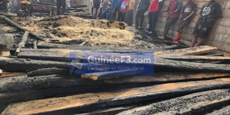 Kindia : un dépôt de bois ravagé, des commerçants ruinés à Caravansérail
