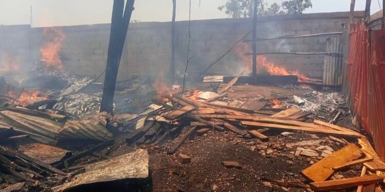 Kindia : un incendie dévastateur à Caravanserail ravage des dépôts de bois