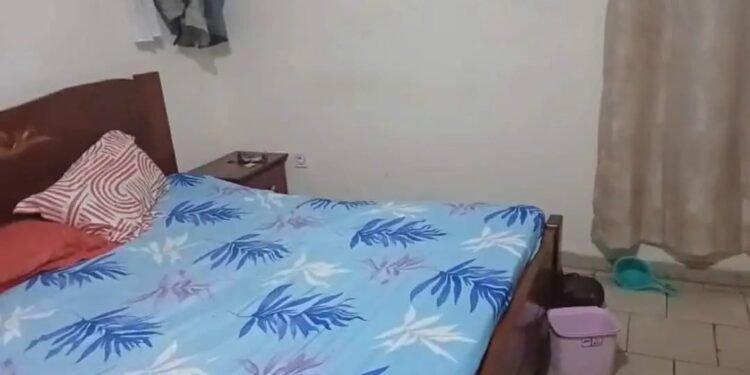 Mort suspecte dans un motel à Dixinn : un quinquagénaire retrouvé sans vie, sa compagne reste introuvable