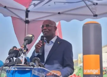 À l’occasion de la Fête du Travail, le Premier ministre Amadou Oury Bah a salué le dévouement des travailleuses et travailleurs guinéens, tout en les exhortant à unir leurs efforts pour bâtir une Guinée prospère. Conakry, 1er mai 2026 – En ce jour symbolique du 1er mai, Amadou Oury Bah, Premier ministre, Chef du Gouvernement, s’est exprimé avec émotion pour rendre un hommage mérité aux labeurs quotidiens des Guinéens. Dans un message publié sur les réseaux sociaux et relayé lors des cérémonies officielles, il a souligné que « votre labeur construit la Guinée de demain ». � Adressant ses salutations au nom du Président Mamadi Doumbouya et de l’ensemble du Gouvernement, il a mis en avant la résilience des travailleurs face aux défis nationaux, dans un contexte de transition vers une économie émergente portée par des projets comme Simandou 2040. Le chef du Gouvernement a insisté sur l’importance d’une mobilisation collective : « Ensemble, transformons nos défis en opportunités pour une prospérité partagée. » �� Ce discours, prononcé en présence des syndicats et des forces vives de la nation, intervient alors que des avancées sociales ont été réalisées ces dernières années, comme la revalorisation salariale et l’extension de la protection sociale. Amadou Oury Bah a renouvelé l’engagement du Gouvernement à améliorer les conditions de travail, l’emploi et la sécurité sociale, appelant tous les citoyens à contribuer à cette ambition commune.