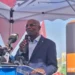À l’occasion de la Fête du Travail, le Premier ministre Amadou Oury Bah a salué le dévouement des travailleuses et travailleurs guinéens, tout en les exhortant à unir leurs efforts pour bâtir une Guinée prospère. Conakry, 1er mai 2026 – En ce jour symbolique du 1er mai, Amadou Oury Bah, Premier ministre, Chef du Gouvernement, s’est exprimé avec émotion pour rendre un hommage mérité aux labeurs quotidiens des Guinéens. Dans un message publié sur les réseaux sociaux et relayé lors des cérémonies officielles, il a souligné que « votre labeur construit la Guinée de demain ». � Adressant ses salutations au nom du Président Mamadi Doumbouya et de l’ensemble du Gouvernement, il a mis en avant la résilience des travailleurs face aux défis nationaux, dans un contexte de transition vers une économie émergente portée par des projets comme Simandou 2040. Le chef du Gouvernement a insisté sur l’importance d’une mobilisation collective : « Ensemble, transformons nos défis en opportunités pour une prospérité partagée. » �� Ce discours, prononcé en présence des syndicats et des forces vives de la nation, intervient alors que des avancées sociales ont été réalisées ces dernières années, comme la revalorisation salariale et l’extension de la protection sociale. Amadou Oury Bah a renouvelé l’engagement du Gouvernement à améliorer les conditions de travail, l’emploi et la sécurité sociale, appelant tous les citoyens à contribuer à cette ambition commune.
